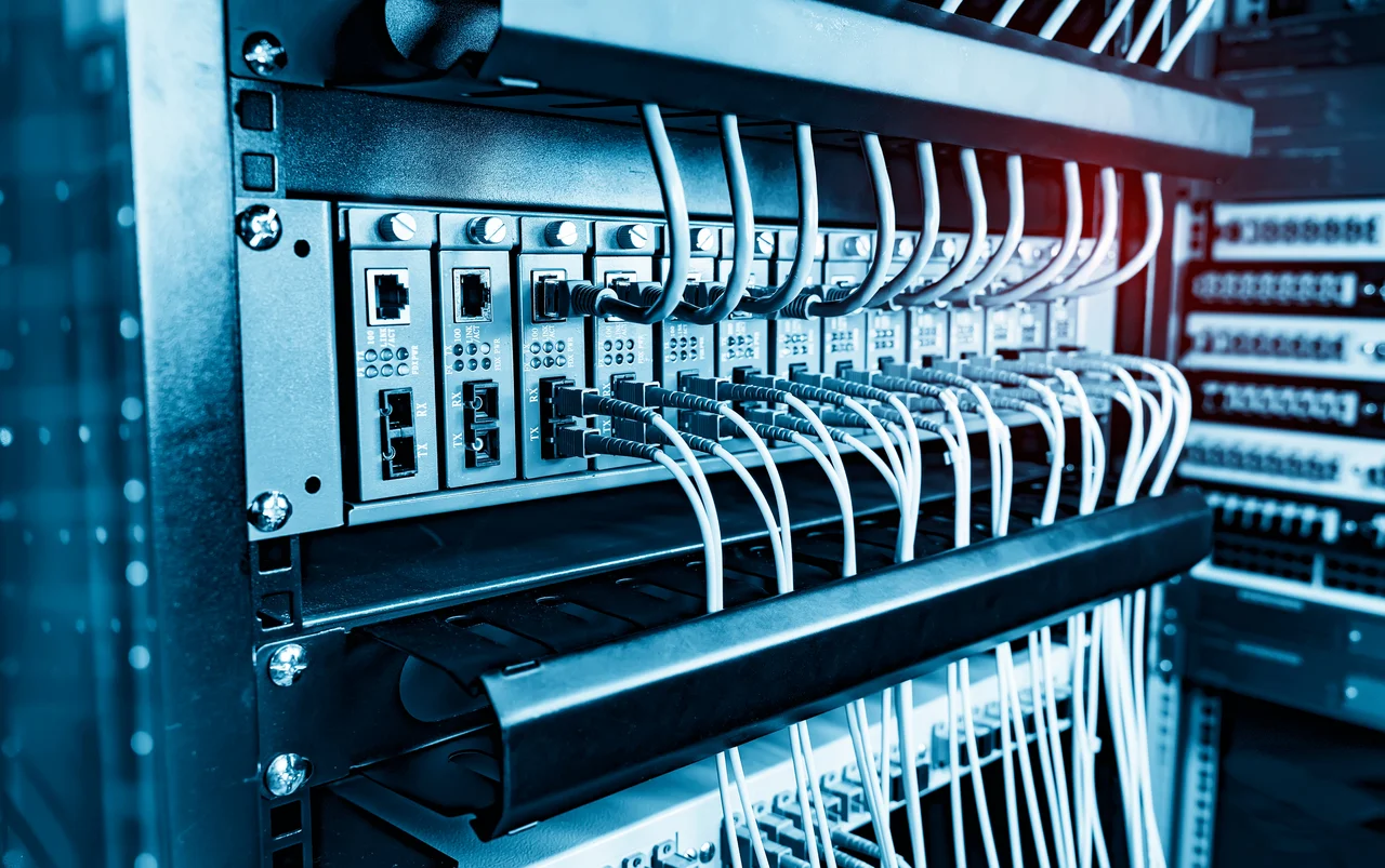 Netzwerkmodule mit Glasfaser- und Ethernet-Kabeln im Server-Rack